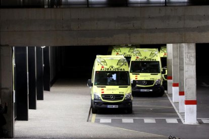 Ambulàncies a l'exterior del centre sanitari, ahir al vespre.