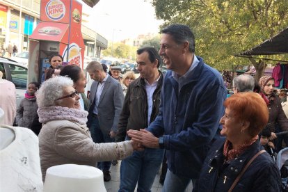 El candidat del PPC, Xavier García Albiol, i el coordinador general del PP, Fernando Martínez-Maillo, a Santa Coloma de Gramenet.