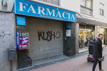 La Farmacia Morales, abierta 365 días al año, no levanta la persiana desde la operación de los Mossos.