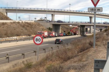 Dotacions de Mossos d'Esquadra, Bombers i SEM treballant al lloc de l'accident