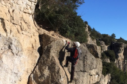 Una imatge d'arxiu d'una persona fent una via ferrada.