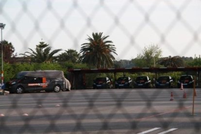 Vehículos de la autoescuela Roquetes-Templo intervenidos por orden judicial en el depósito de la C-12 propiedad de la autoescuela.