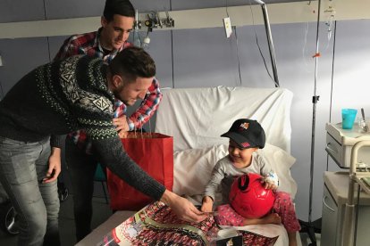 Els jugadors del Reus Deportiu visiten l'Hospital Sant Joan