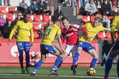 Kakabadze rodejat per jugadors del Cádiz