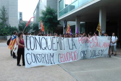 Diversos estudiants s'han concentrat al Campus Sescelades.