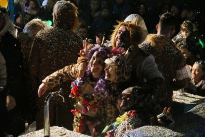 Pla mig d'un grup de participants del Cós Blanc de Salou, disfressats de girafes, fent-se una fotografia.