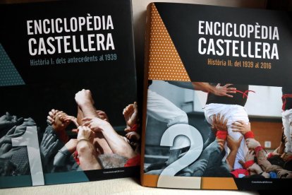 Pla detall dels dos primers volums de l'«Enciclopèdia castellera», editada per Cossetània.