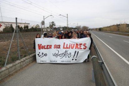 Pla obert de la marxa contra la violència masclista, amb una pancarta com a capçalera, en el recorregut de la via verda del Vendrell.