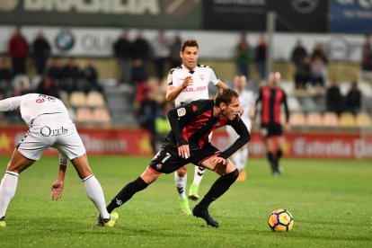 David Querol, durant una acció del CF Reus-Albacete d'aquest dissabte, duel en el qual va caure lesionat.