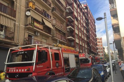 Imagen de las dotaciones de bomberos que han extinguido el incendio.