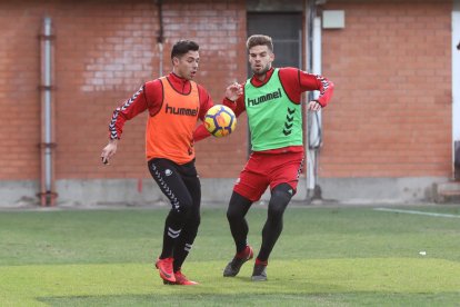 A l'esquerra de la imatge, Álvaro Bustos, durant l'entrenament de dimarts, el darrer que va realitzar com a jugador del Nàstic.