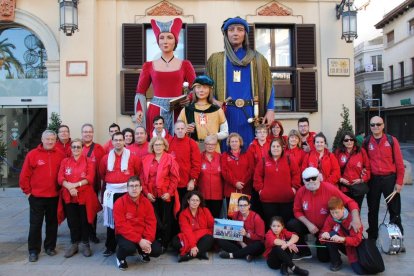 Foto de família dels Amics dels Gegants de Montblanc.