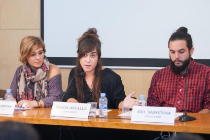 Maria Astallé i Kel Sangüesa, membres d'Itaca Banda, durant un moment de roda de premsa d'aquest divendres.