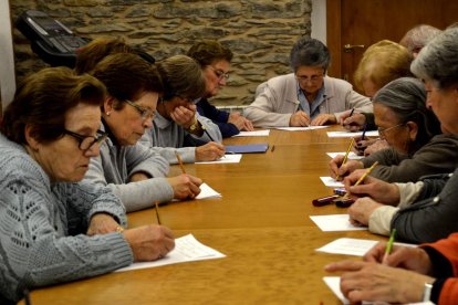 Imatge d'arxiu d'un grup de dones fent exercicis de memòria en un taller.