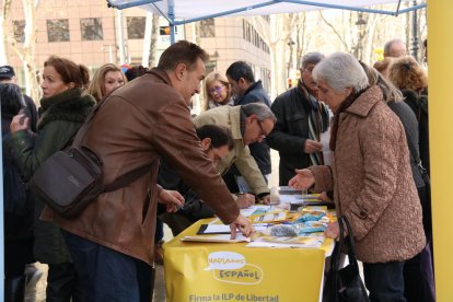 Imatge de la recollida de firmes de l'associació 'Hablamos Español' a Barcelona.