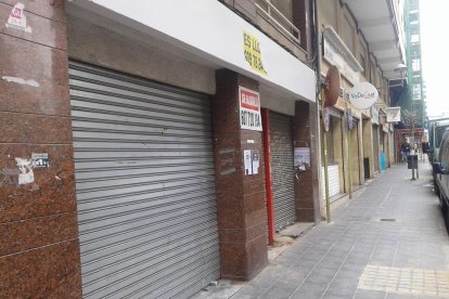 Local del carrer Sevilla que enfronta els veïns amb el propietari.