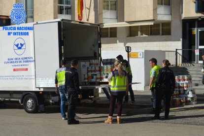 Agents de la Policia Nacional, entregant els aliments.