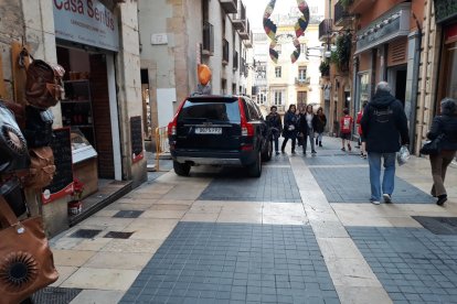 Imagen de un turismo parado en la calle Major, imagen que no se tendría que repetir durante las próximas semanas.