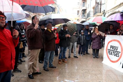 Imatge dels tres minuts de silenci a l'Ajuntament de l'Arboç.