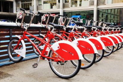 El jove circulava amb una bicicleta del 'Bicing' de Barcelona mentre fumava un porro.