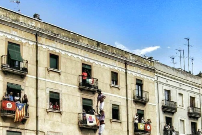 3de9 amb folre i agulla de la Colla Jove Xiquets de Tarragona a la diada de Santa Tecla.