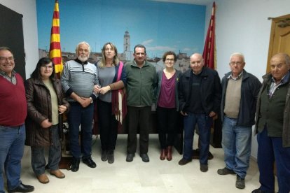 Imatge de la regidora de Cultura, Judit Vidal; i l'alcaldessa de la vila, Agnès Ferré, amb membres de l'Associació dels Tres Tombs de la Bisbal -actualment no està en actiu- que col·laboren amb la celebració actual de la festa,
organitzada per l'Ajuntament de la Bisbal