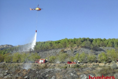 Imatge de l'helicòpter a l'extinció de l'incendi que ha cremat vegetació a Alforja.