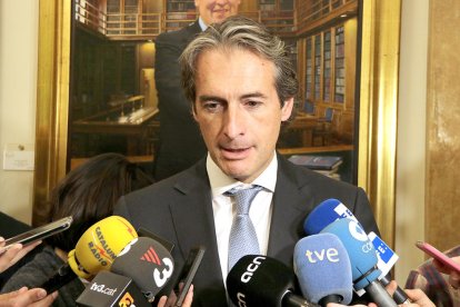 El ministro de Fomento, Íñigo de la Serna, atendiendo a los medios de comunicación.