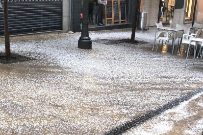 El granizo se ha podido ver en la Calle August de Tarragona.