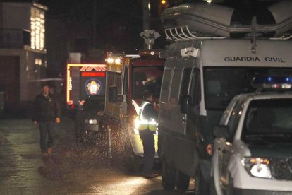 Vehicles de la Guàrdia Civil i ambulàncies al davant d'una nau industrial a la parràquia d'Asados