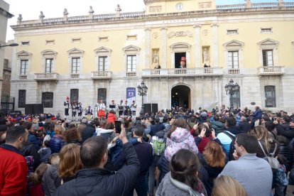 L'Home dels Nassos saludant des del balcó de l'ajuntament.