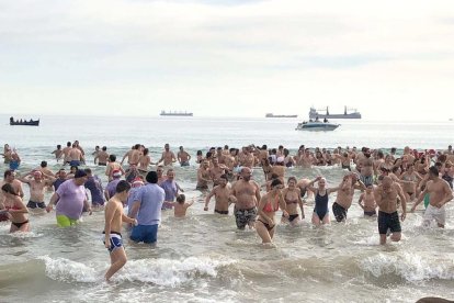 Un bon grapat de valents han aprofitat l'últim dia de l'any per banyar-se al mar.