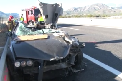 Por causas que se están investigando, se ha producido un choque entre un camión y un coche, que ha quedado destrozado.