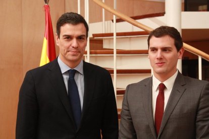 Imagen de archivo del secretario general del PSOE, Pedro Sánchez, y el presidente de Ciutadans, Albert Rivera.