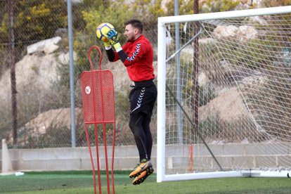 Stole Dimitrievski atura una esfèrica durant un entrenament amb el Nàstic aquest passat mes de gener.