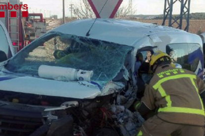 Cinco dotaciones de Bomberos se han trasladado al lugar para excarcelar ambos conductores, que habían quedado atrapados a sus respectivos vehículos.