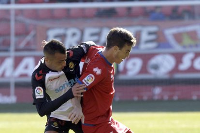 Sergio Tejera persigue a un rival del Numancia, este domingo.