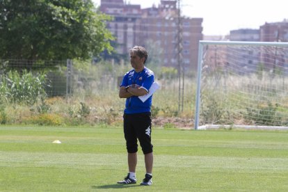 Natxo González, observando uno de sus últimos entrenamientos como entrenador del CF Reus, la temporada pasada.