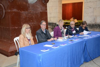 Elvira Ferrando, al centre, junt amb els representants de diferents associacions de comerciants de Tarragona, ahir a l'Ajuntament.