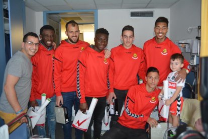 Los jugadores del Nàstic, con los niños.