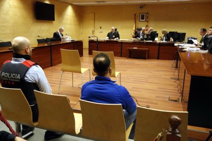 El acusado de intentar quemar viva a su mujer embarazada en la Audiencia de Girona.