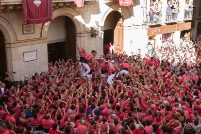 Castellers de la Colla Vella dels Xiquets de Valls celebrant haver descarregat el 4de9 sense folre per Santa Úrsula.