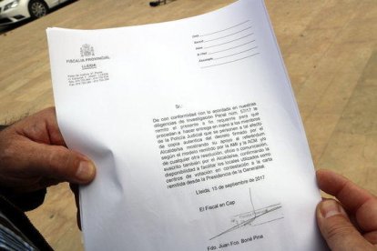 Primer plano del documento que la Guardia Civil ha entregado al Ayuntamiento de Oliana reclamando documentación del referéndum.