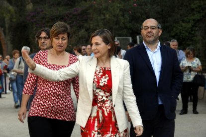 Imatge de Carme Forcadell acompanyada d'Anna Simó.