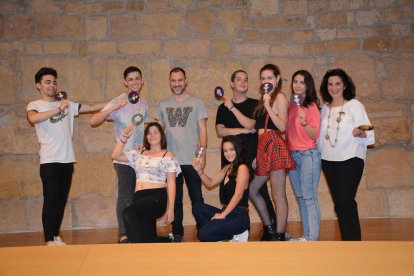 L'espectacle és fruit del treball d'un grup de 7 actors i actrius alumnes dels centres educatius de secundària