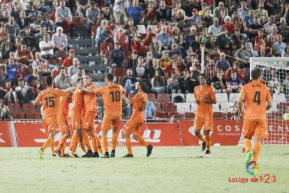 Els jugadors reusencs celebren el gol de Borja.