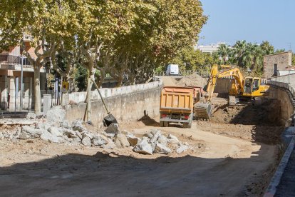 Un dels camions que treballa en les tasques per enderrocar el pont.