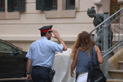 El comisario general de coordinación territorial de los Mossos, Ferran López, llega a la primera reunión convocada por el coronel de la Guardia Civil, Diego Pérez de los Cobos, en la delegación del gobierno español.