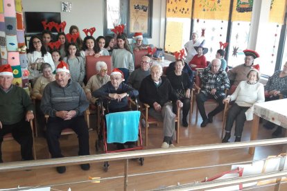 Las niñas y los abuelos se han hecho una fotografía para conmemorar la visita.