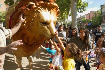 Los elementos festivos han hecho las delicias de los niños.